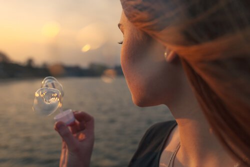 Femme avec des bulles de savon