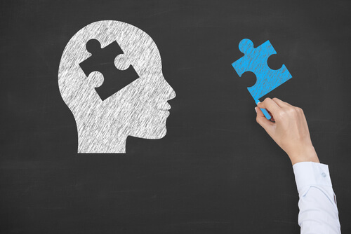 Mano dibujando la pieza de un puzzle