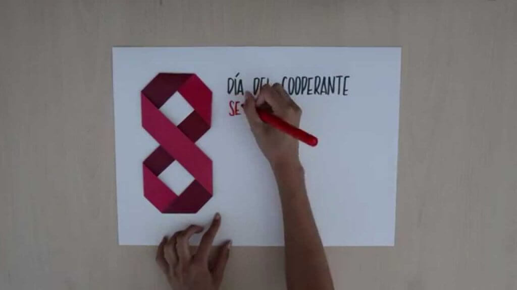Mano escribiendo día del cooperante