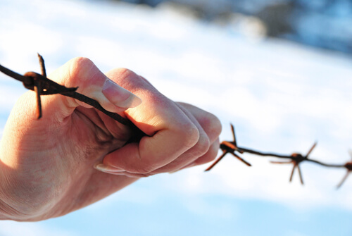 Manos de una mujer haciéndose daño