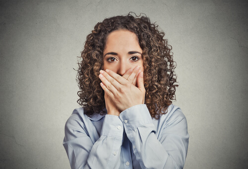 Mujer con miedo a hablar