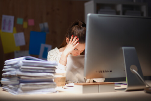 Mujer con trabajo que sufre ansiedad