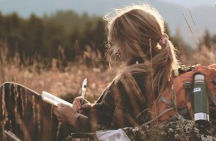 Mujer escribiendo una carta