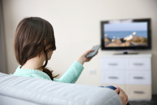 Mujer viendo película