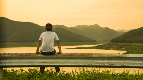 Niño-sentado-de-espaldas