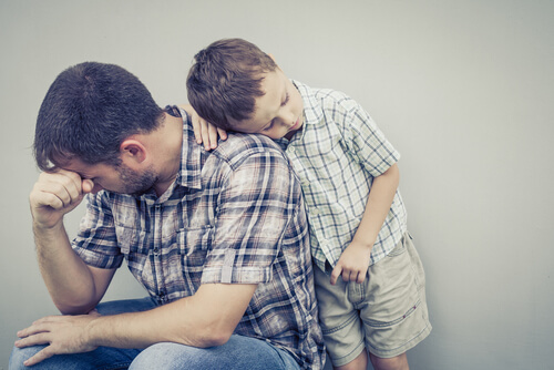 Padre triste y con miedo junto a su hijo