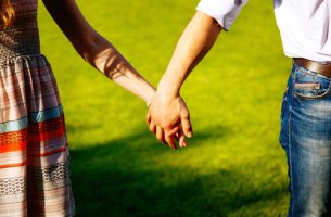 Pareja agarrada de las manos