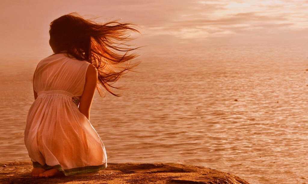 Chica ante el océano representando la idea del faro que siempre nos guía