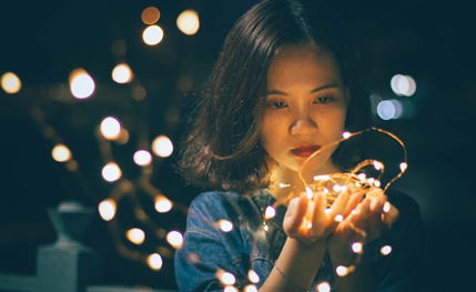 chica con luces simbolizando la relación entre serendipia y personalidad