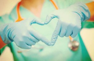 Corazón de enfermería con guantes