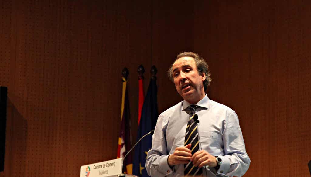 Emilio Duró dando una conferencia