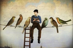 Hombre sentado con pájaros leyendo libros de refranes
