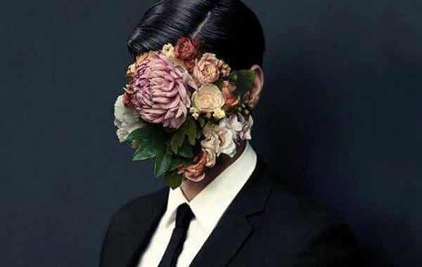 Hombre con flores en la cara