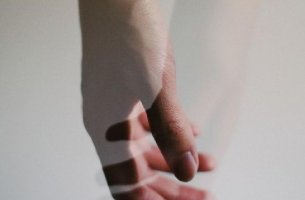 Mano real y transparente enlazadas