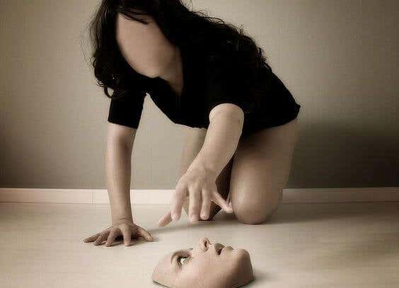 mujer cogiendo su rostro simbolizando trastorno psicológico