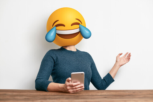 Mujer conc ara de emoticono y buen humor