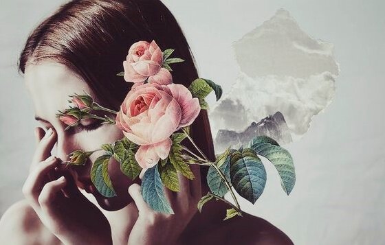 Mujer triste con flores