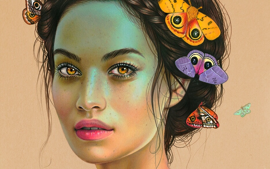 mujer con mariposas en el cabello