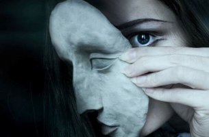Mujer con máscara oscura