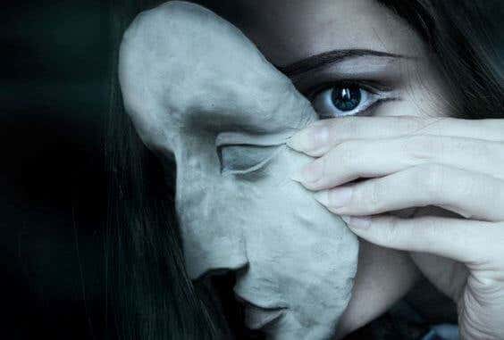 Mujer con máscara oscura