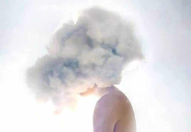 Mujer con nubes en la cabeza simbolizando el efecto de los debería