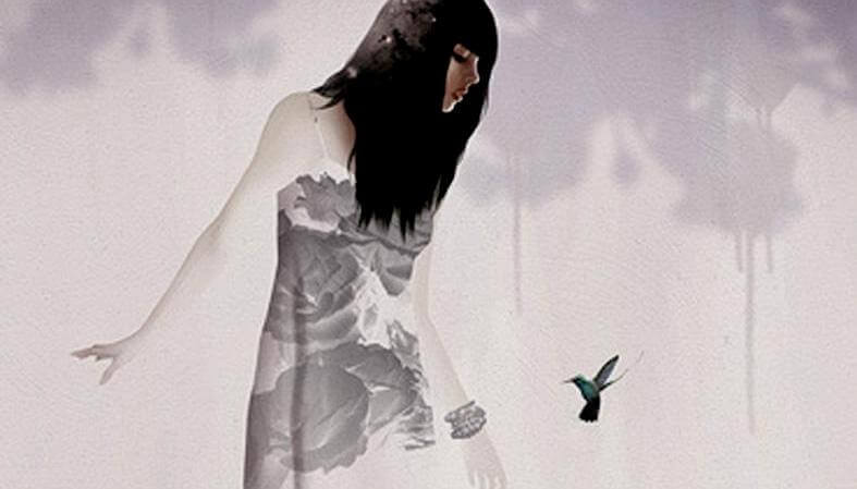 Mujer mirando un pájara con distorsiones cognitivas