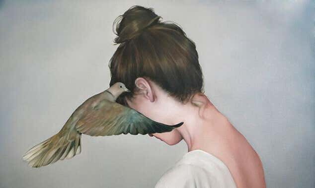 Mujer con paloma en el oído