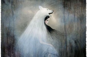 mujer con piel de lobo imitando a quien le ha hecho daño