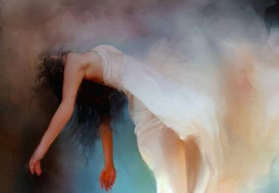 mujer con vestido blanco