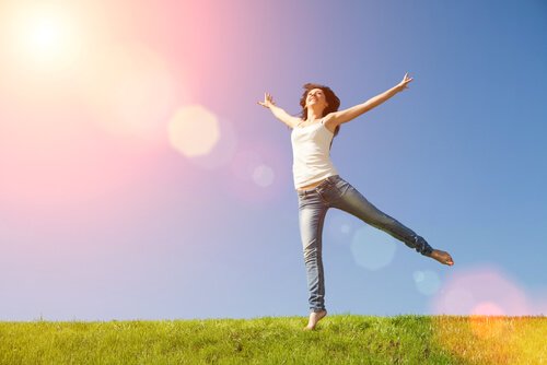 Mujer feliz con mente sana