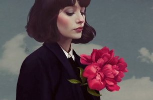 mujer flor en pecho