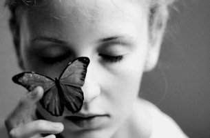mujer con mariposa