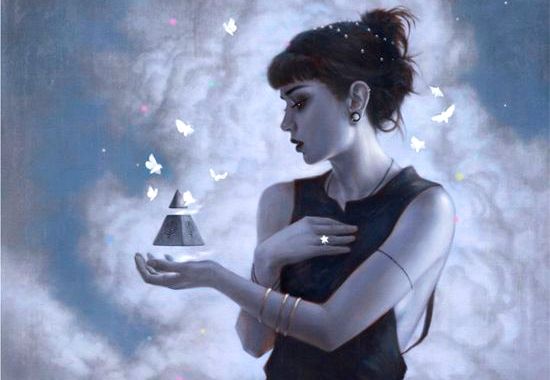 mujer que sostiene triángulo