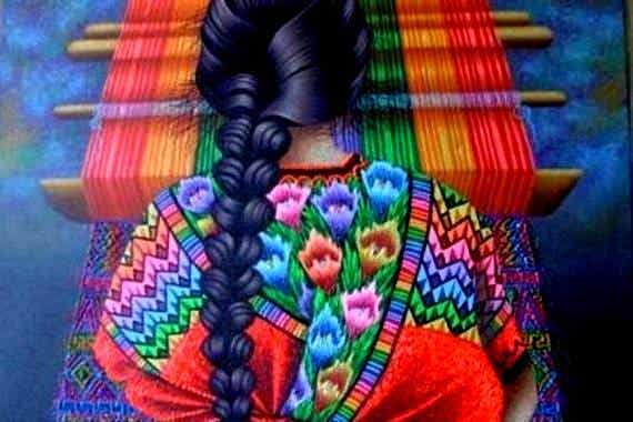 mujer tejiendo con hilos