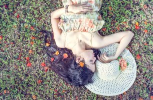 Mujer tumbada en la naturaleza