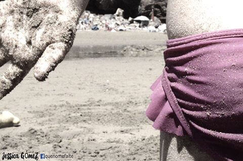 Niña jugando en la playa
