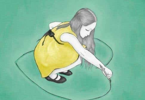 Menina pintando um coração no chão