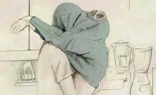 Stel knuffelt onder een trui