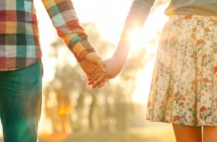 Pareja que no quiere compromiso de la mano