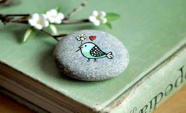 piedra con pájaro pintado representando la bondad