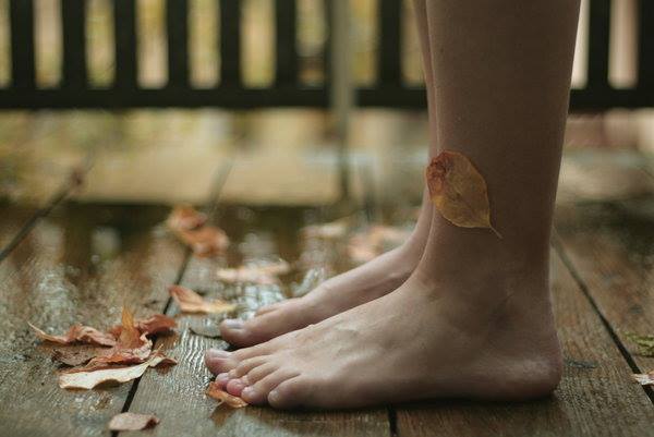 Pies mojados con hojas pegadas