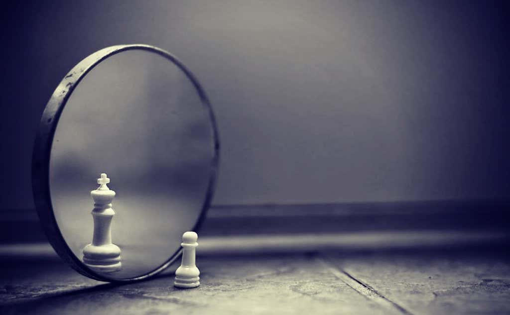 Peça de xadrez diante de um espelho