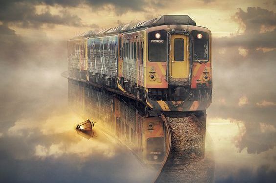 train traversant un lac où il y a une lanterne