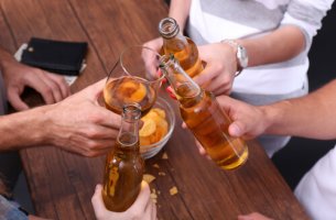 Amigos tomando cerveza representando alcoholismo