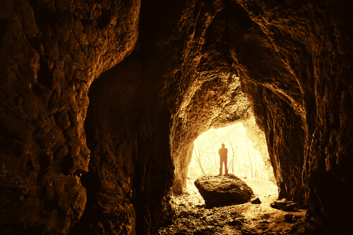 Figura de un hombre sobre una piedra