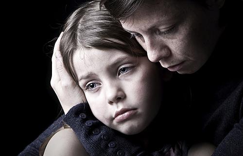 Madre e hija abrazadas