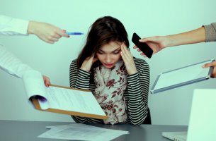 Mujer con estrés por acoso laboral