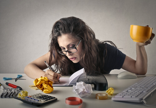 Mujer ocupada haciendo cosas