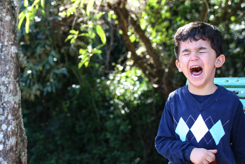 Niño con rabietas