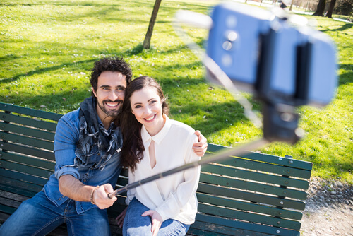 Pareja haciéndose un selfie